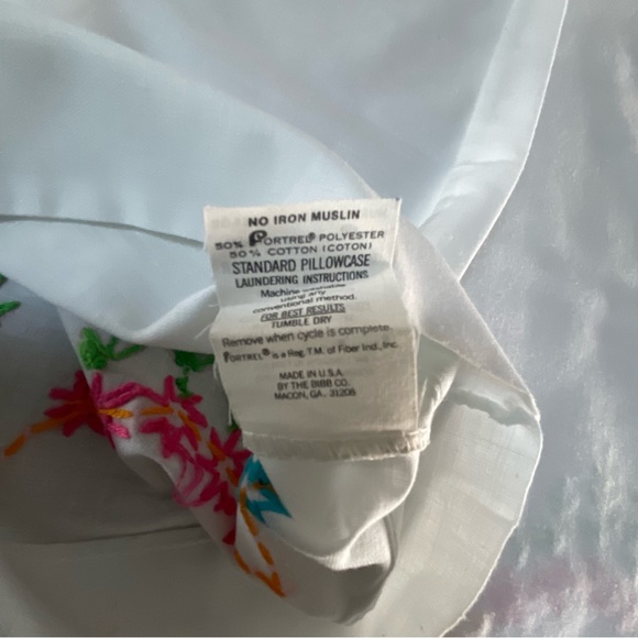 Vintage set of 2 hand embroidered pillowcases flowers 30”x20” - Picture 6 of 7